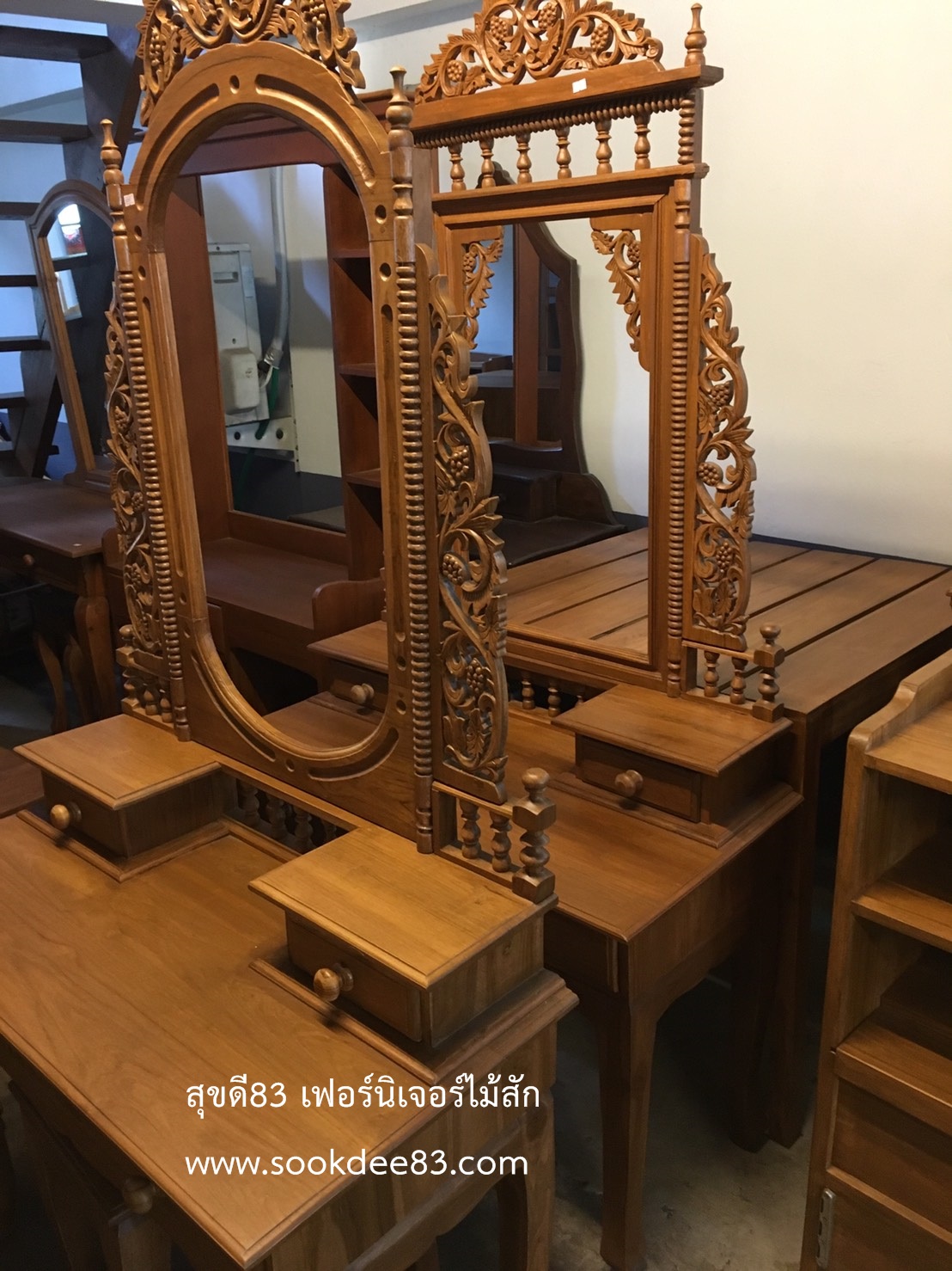 โต๊ะเครื่องแป้งไม้สักวงรีแกะลาย