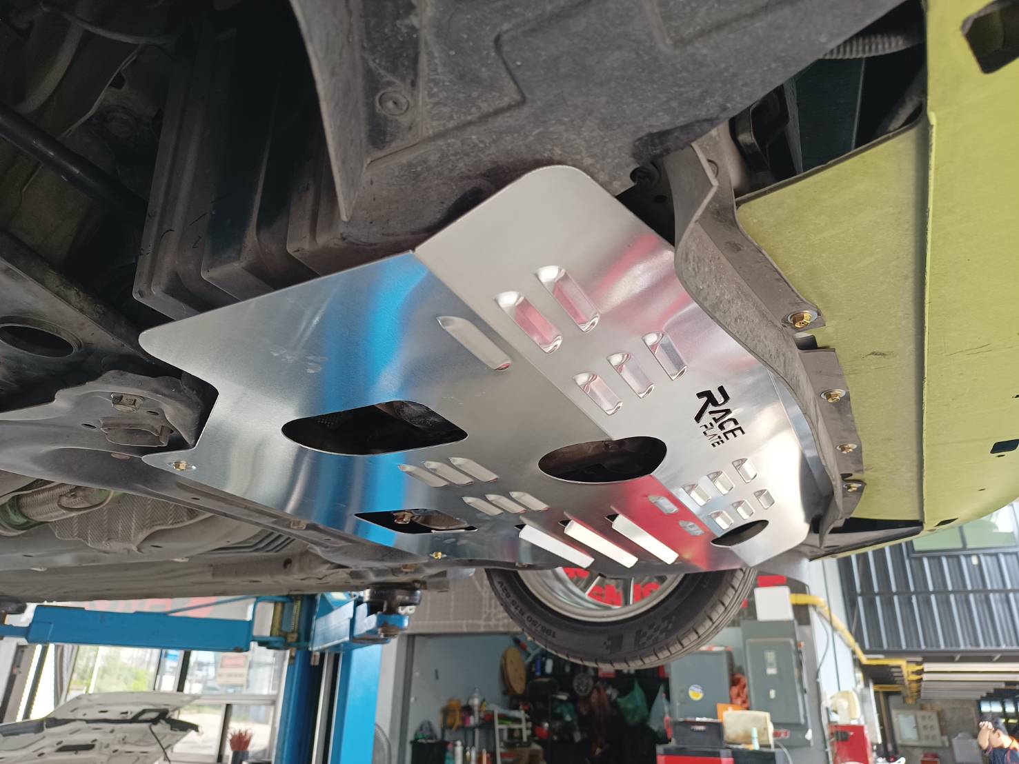 แผ่นปิดใต้ห้องเครื่องอลูมิเนียม Nissan March Raceplate_Undertray