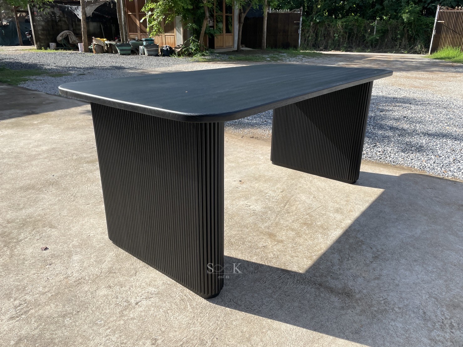 โต๊ะขากล่องประดับซี่กลม (สีสัก)