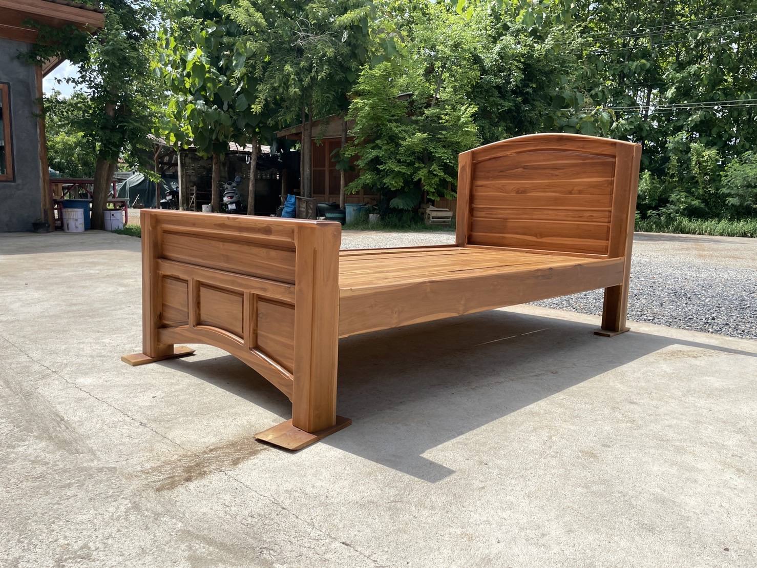 เตียงหัวโค้งพื้นเว้า