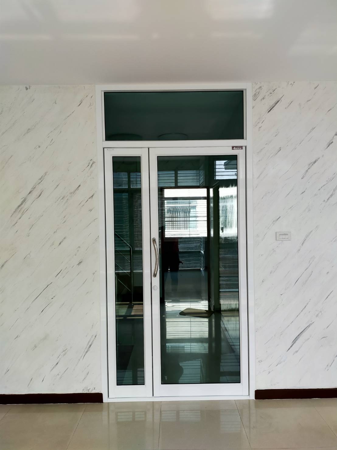 ประตูบานสวิงคู่เล็กใหญ่