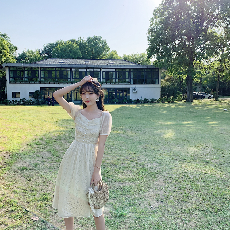 ชุดเดรสสีครีมสายหวาน ใส่เที่ยว หรือใส่ออกงานก็สวยค่ะ ส่งฟรี