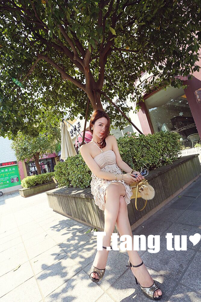 ชุดเดรสเกาะอกสีครีม มีสายคล้องคอ ส่งฟรี ems