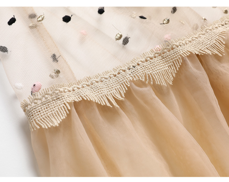 ชุดเดรสยาวสีครีม ผ้าโปร่งปักด้ายสีทอง ชมพูและสีดำลายวงรีเล็กๆๆ ส่งฟรี