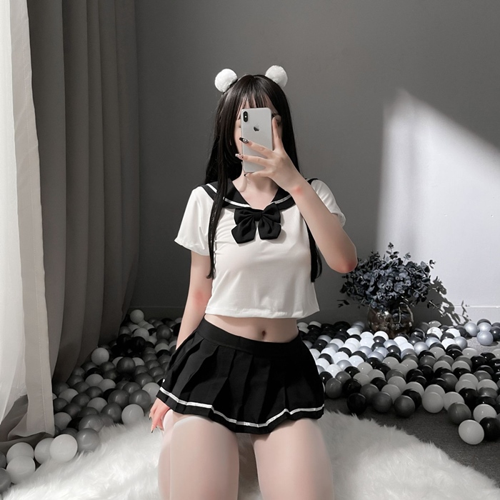 C2024 ชุดนักเรียนญี่ปุ่นเซ็กซี่ ชุดคอสเพลย์อีโรติกมาในแบบชุดนักเรียนญี่ปุ่น ประกอบด้วยเสื้อยืดแขนสั้นผ้ายืดมาพร้อมกับโบว์คล้องคอแบบติดเข็มกลัด กระโปรงบานสั้นผ้าไม่ยืดใช้ติดแบบตีนตุ๊กแกตามรูปถ่ายสินค้าจริงเลยค่ะ ***ไม่มีถุงเท้า