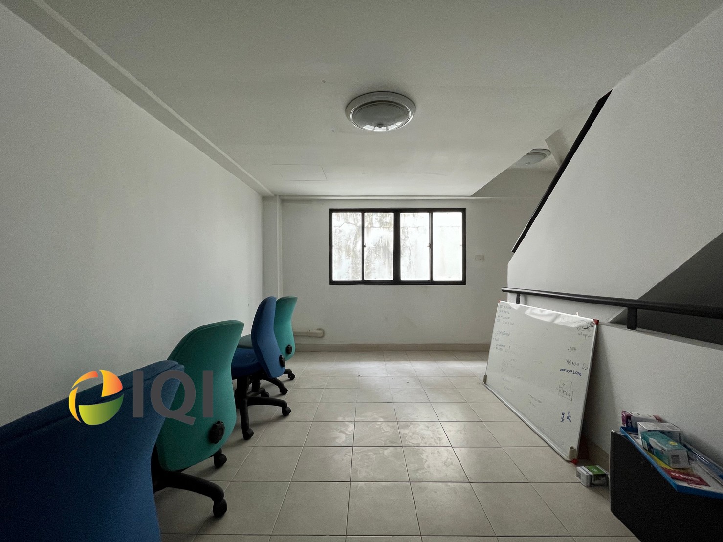 ขาย อาคารพาณิชย์ 3.5 ชั้น The Village ปัญญา-รามอินทรา