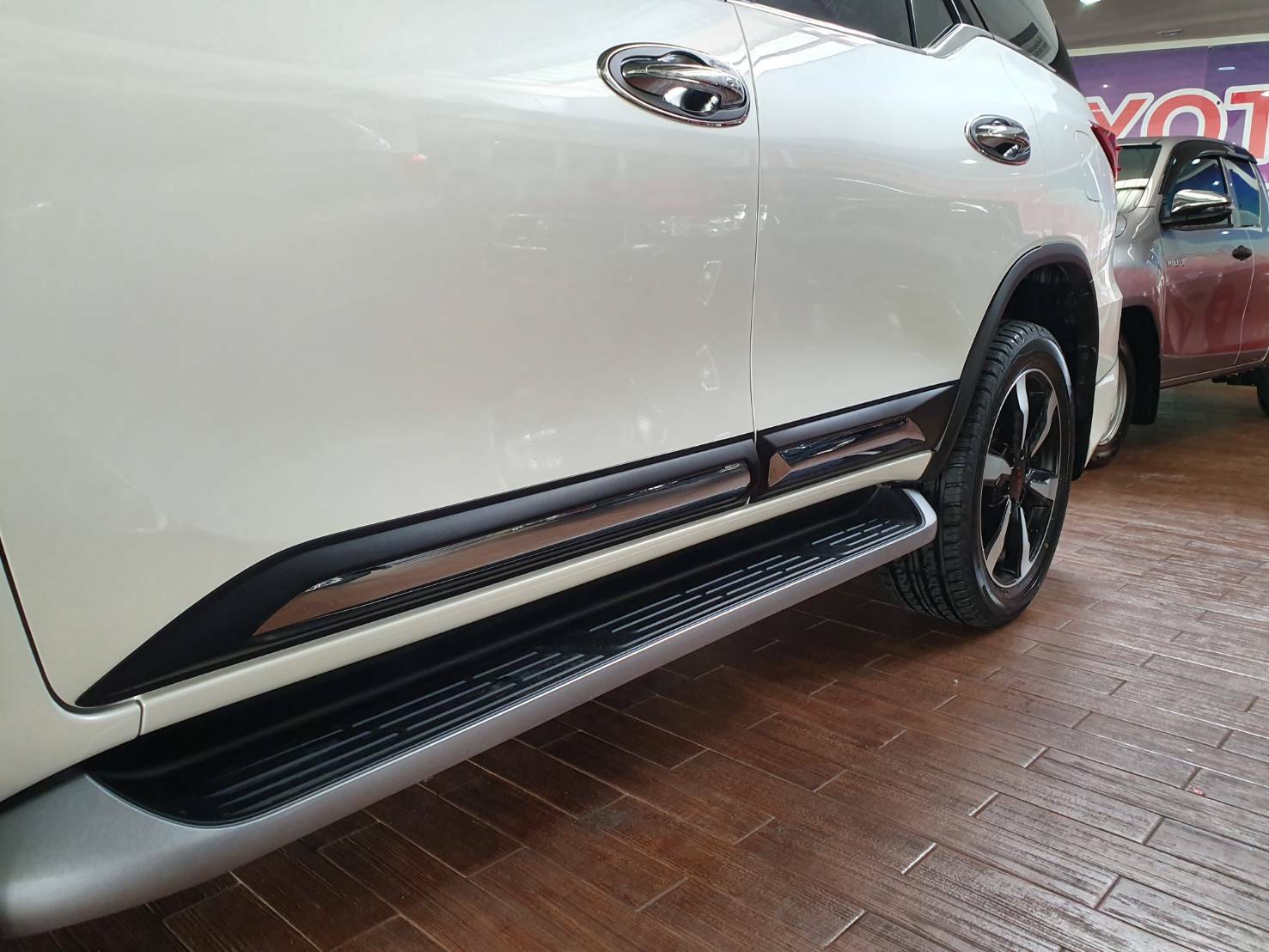 กาบข้างประตูพร้อมเส้นโครเมี่ยมงาน FITT ชุด 4 ชิ้น FORTUNER