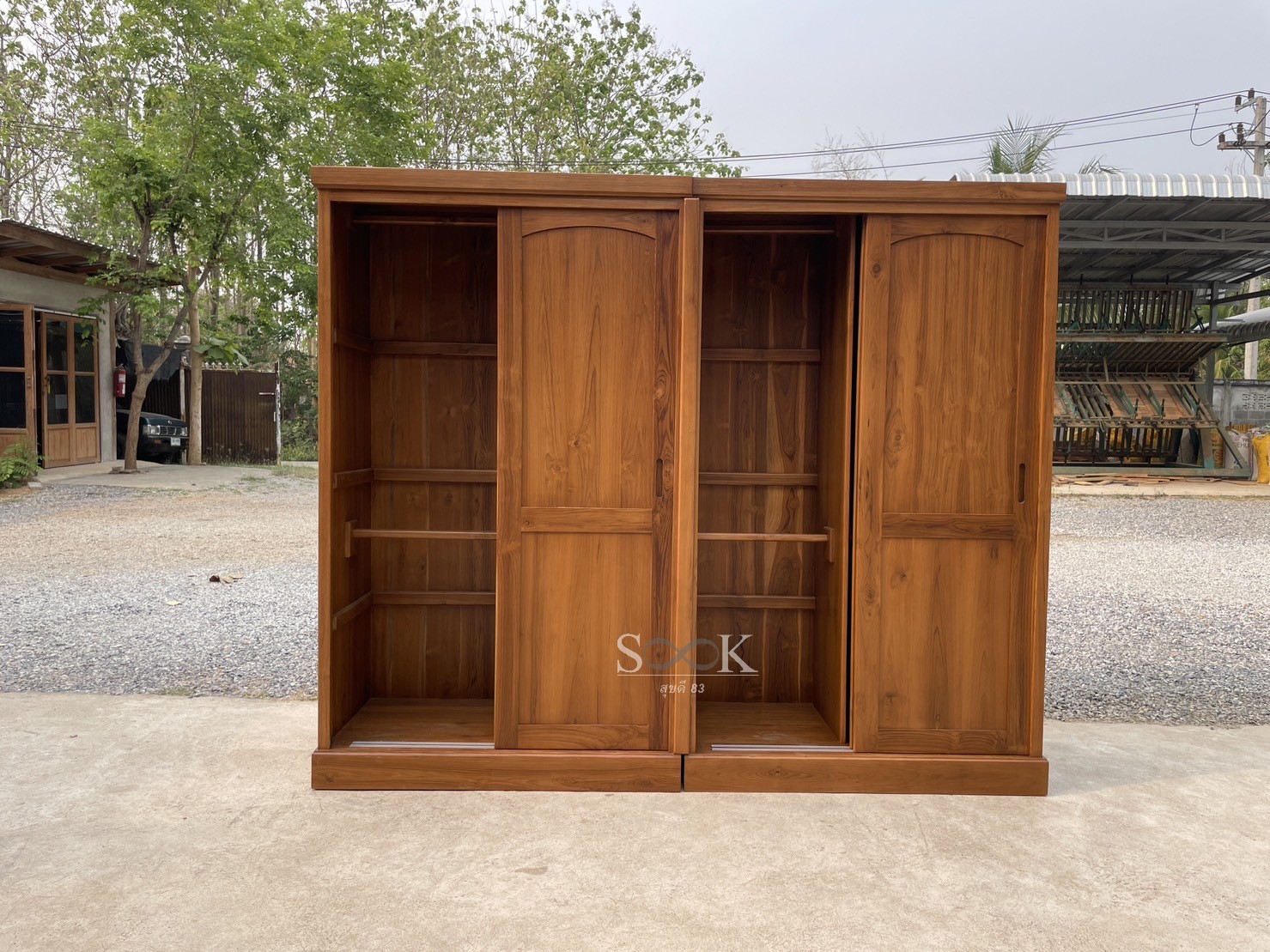 ตู้เสื้อผ้าบานเลื่อนประกบหลุมโค้ง