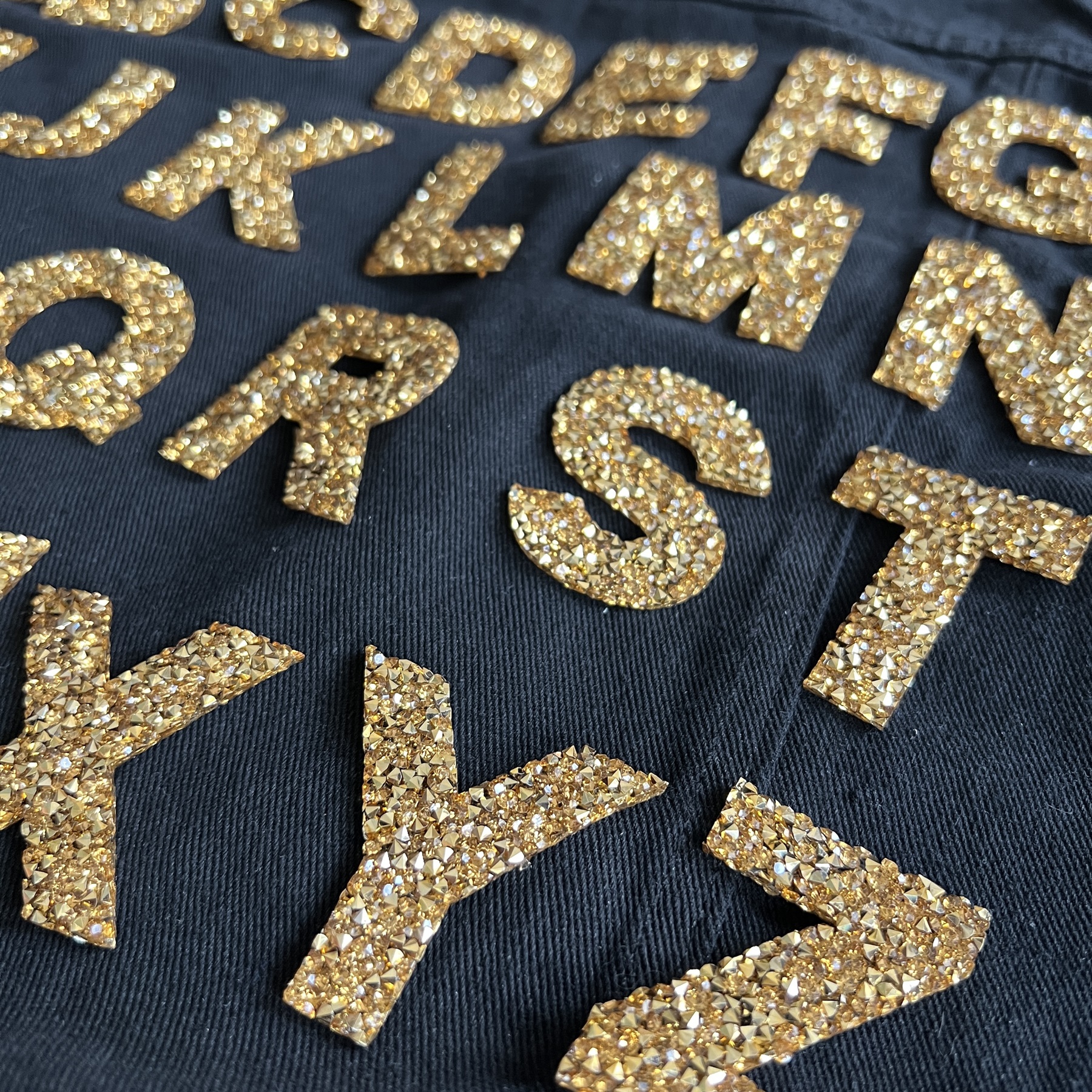 ตัวอักษร เพชรวิบวับ คริสตัล ตัวรีดติดเสื้อ ตัวรีด ติดกระเป๋า ติดหมวก ติดแจ๊คเก็ต อักษรภาษาอังกฤษ Alphabet Patch