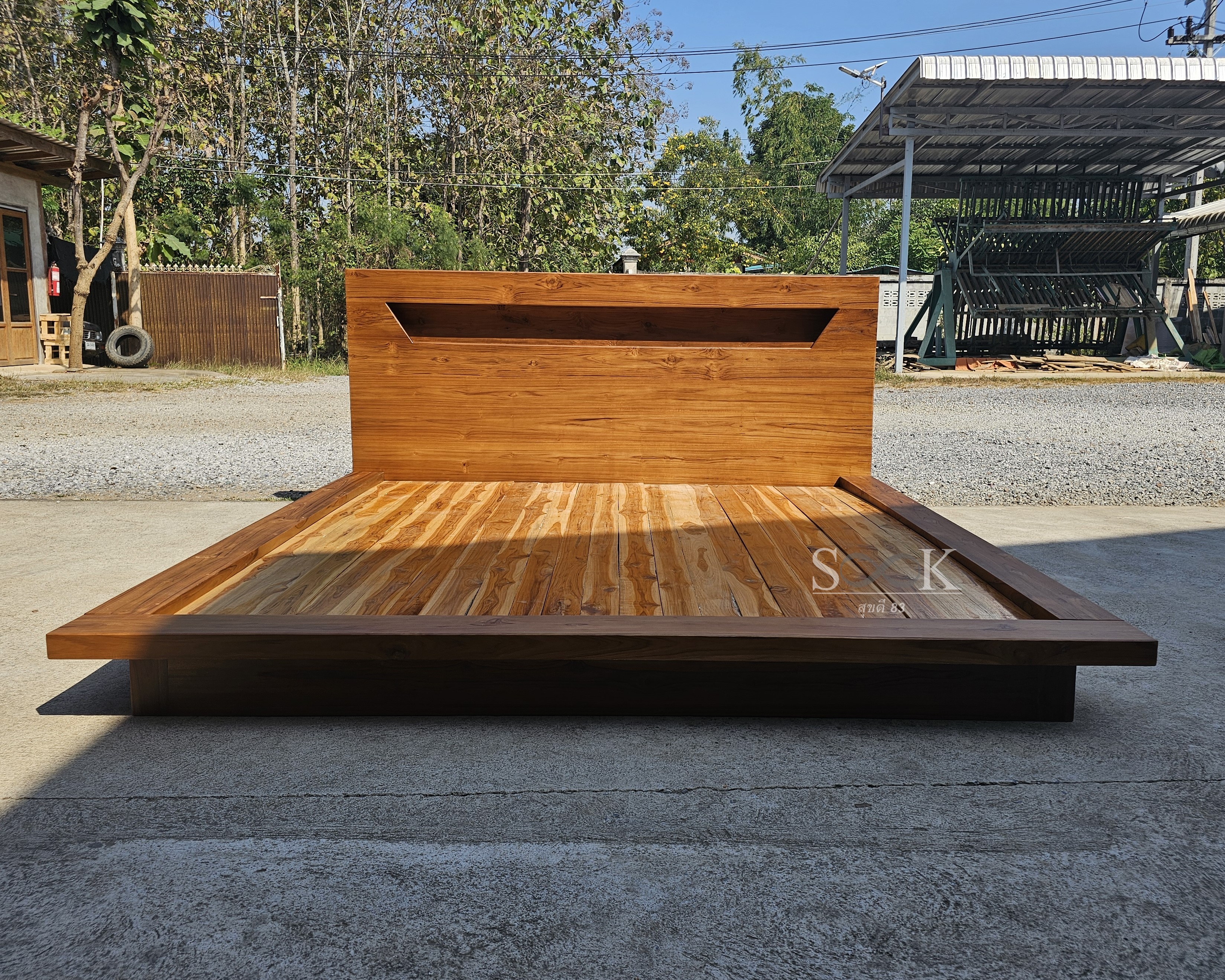 เตียงกล่องมีช่อง พื้นทึบ