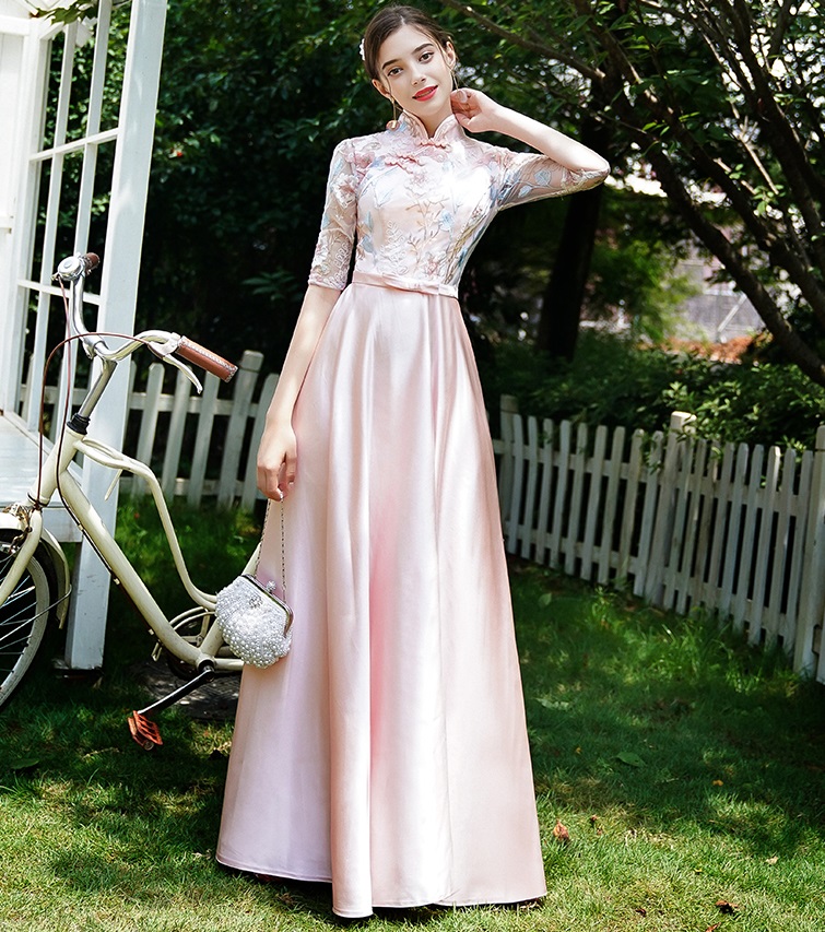 ชุดเดรสยาวออกงานสีชมพูสุดสวย ตัวเสื้อเป็นผ้าลูกไม้ปักลายดอกไม้สวยมากๆๆ ส่งฟรี