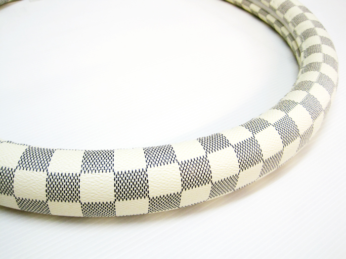 หุ้มพวงมาลัยหนังลาย Monogram สีครีม