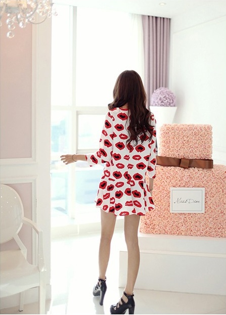 มินิเดรสผ้าชีฟองเนื้อดีสีขาว พิมพ์ลายรูปปากสีแดง ส่งฟรี ems