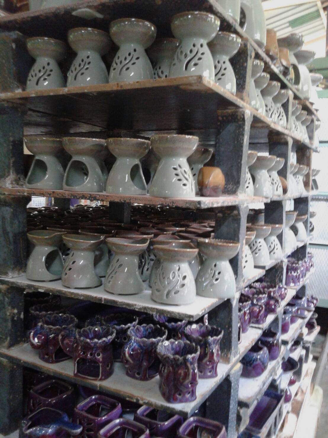 เตาเผาน้ำมันหอมระเหย เซรามิค เครื่องปั้นดินเผา เนื้อศิลาดล สีเขียวหยก ลวดลายใบมะกอก และลายน้ำไหลหลากสีสวยงาม