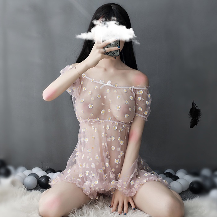 N824 ชุดนอนเซ็กซี่ ชุดนอนอีโรติกเป็นผ้าซีทรูลายดอกเดซี่สวมใส่แบบชุดปาดไหล่ ตัวชุดจั้มเอวแต่งแขนตุ๊กตามาพร้อมกางเกงในซีทรูลายดอกเดซี่เข้าชุดตามรูปถ่ายสินค้าจริง