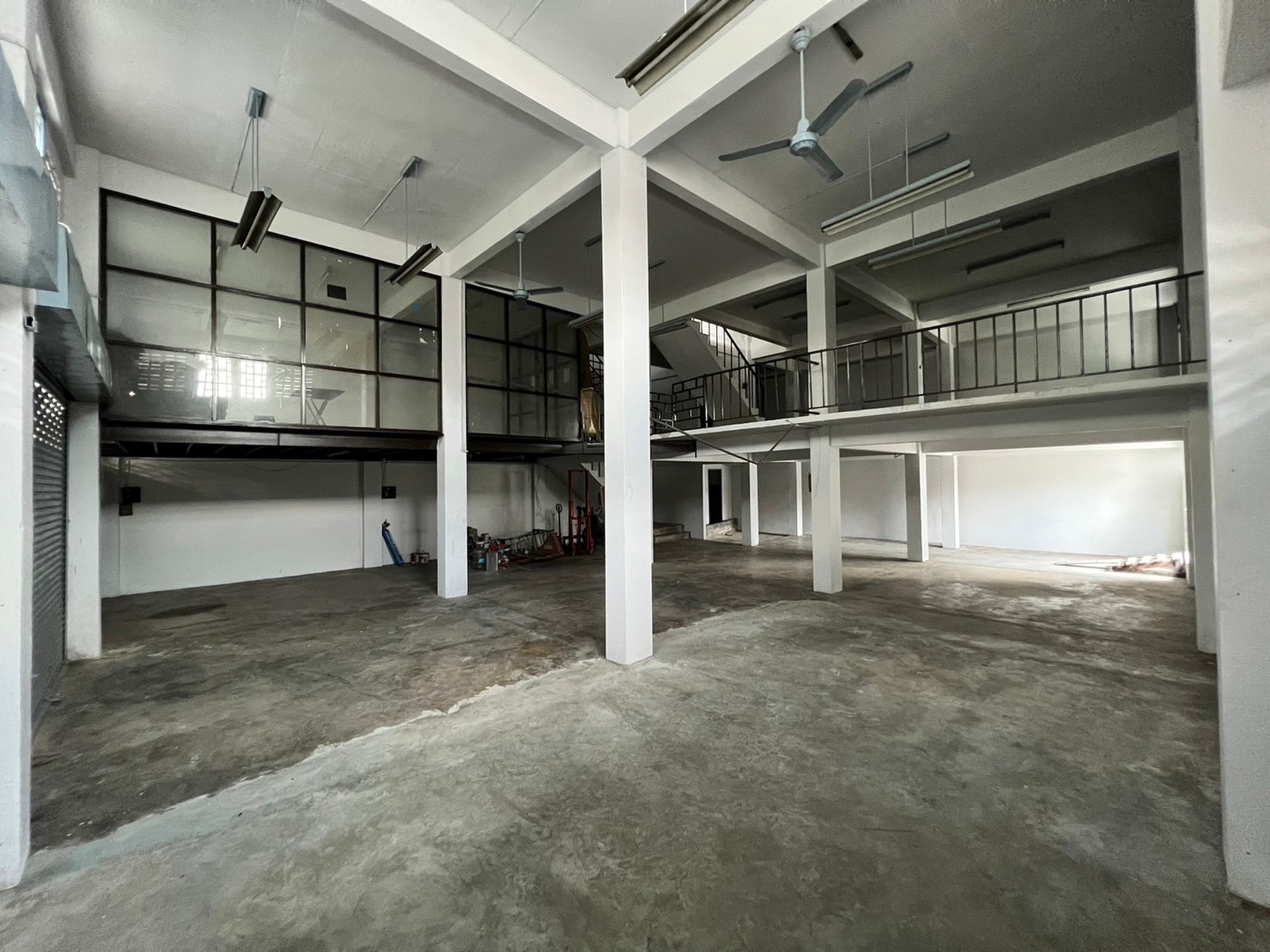 ขาย/ให้เช่า อาคารพาณิชย์ 3 คูหา 4 ชั้นครึ่ง ตั้งอยู่พระราม 3 ซอย 19