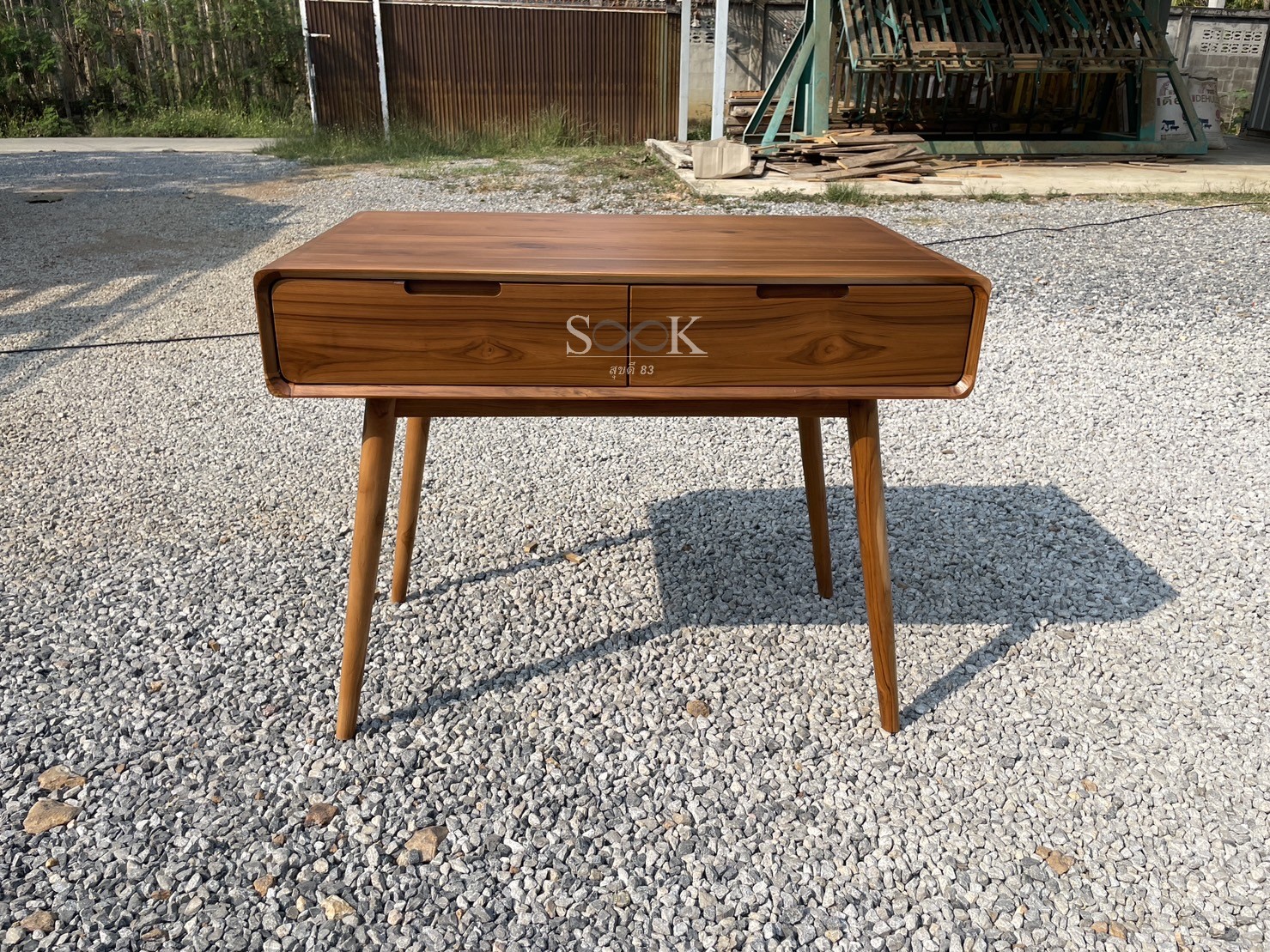 โต๊ะเขียนหนังสือแคปซูลมินิมอล