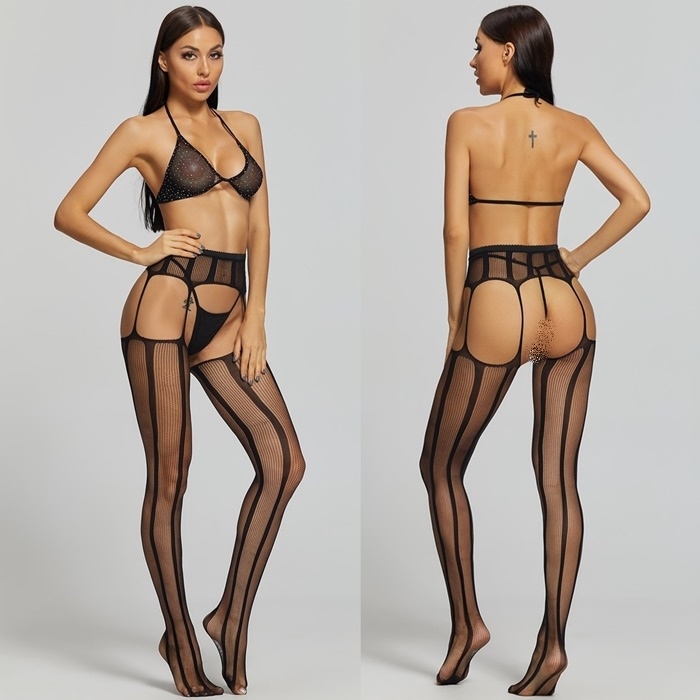 K160 ชุดชั้นในตาข่ายสีดำเซ็กซี่ ตัวชุดประกอบไปด้วยถุงน่องตาข่ายยาวระดับเอวมีลวดลายตามรูป จีสตริงผ้าสีดำ และ บราตาข่ายประดับเพชรเม็ดเล็กๆตามรูปนางแบบเลยค่ะ