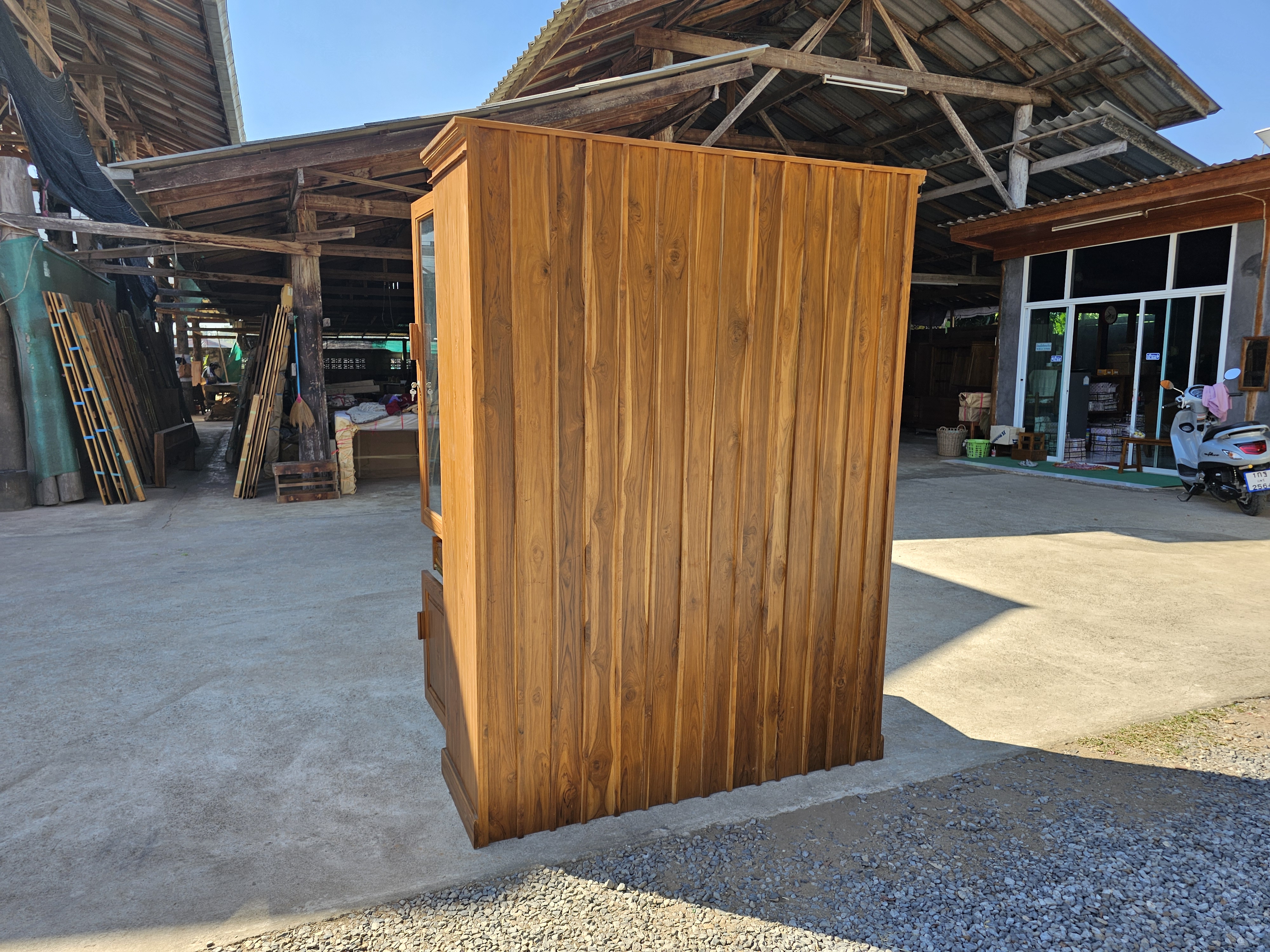 ตู้โชว์ 1.5 ม. บัวยื่น ขาทีบ