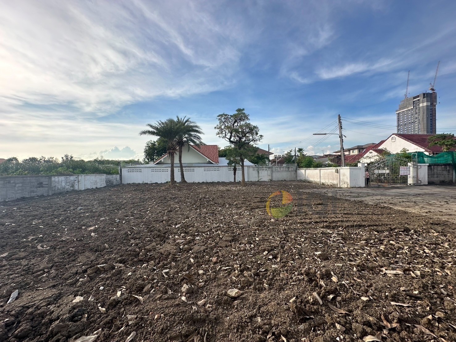 ขายที่ดินเปล่า โฉนด 2 แปลง ในหมู่บ้านปลาทอง ศรีนครินทร์ ติดMRT สายสีเหลือง (สถานีศรีด่าน)