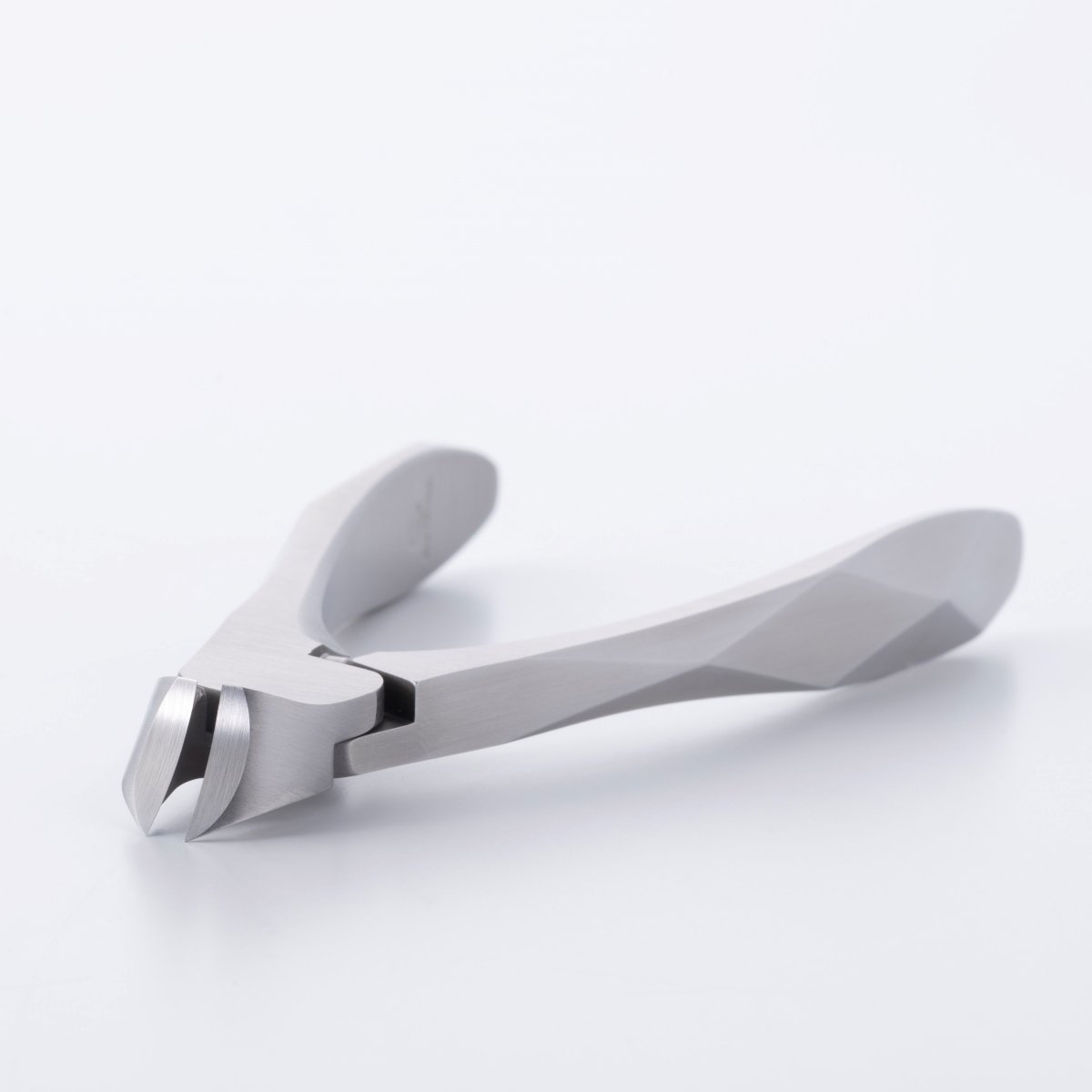 SUWADA Nail Clipper DIAMOND ออกแบบมาพิเศษ โดยเฉพาะที่ด้ามจับ ทำให้ง่ายต่อการถือ ขนาด L