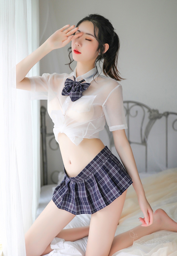 C2023 ชุดนักเรียนญี่ปุ่นเซ็กซี่ ชุดคอสเพลย์อีโรติกมาในแบบชุดนักเรียน ตัวเสื้อเป็นเชิ้ตแขนสั้นผ้าโปร่งแสงมาพร้อมกับโบว์คล้องคอ กระโปรงสั้นลายสก็อตแบบตีนตุ๊กแกตามรูปถ่ายสินค้าจริง (Feeetmoi) ***ไม่มีถุงน่อง