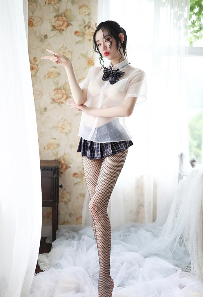 C2023 ชุดนักเรียนญี่ปุ่นเซ็กซี่ ชุดคอสเพลย์อีโรติกมาในแบบชุดนักเรียน ตัวเสื้อเป็นเชิ้ตแขนสั้นผ้าโปร่งแสงมาพร้อมกับโบว์คล้องคอ กระโปรงสั้นลายสก็อตแบบตีนตุ๊กแกตามรูปถ่ายสินค้าจริง (Feeetmoi) ***ไม่มีถุงน่อง