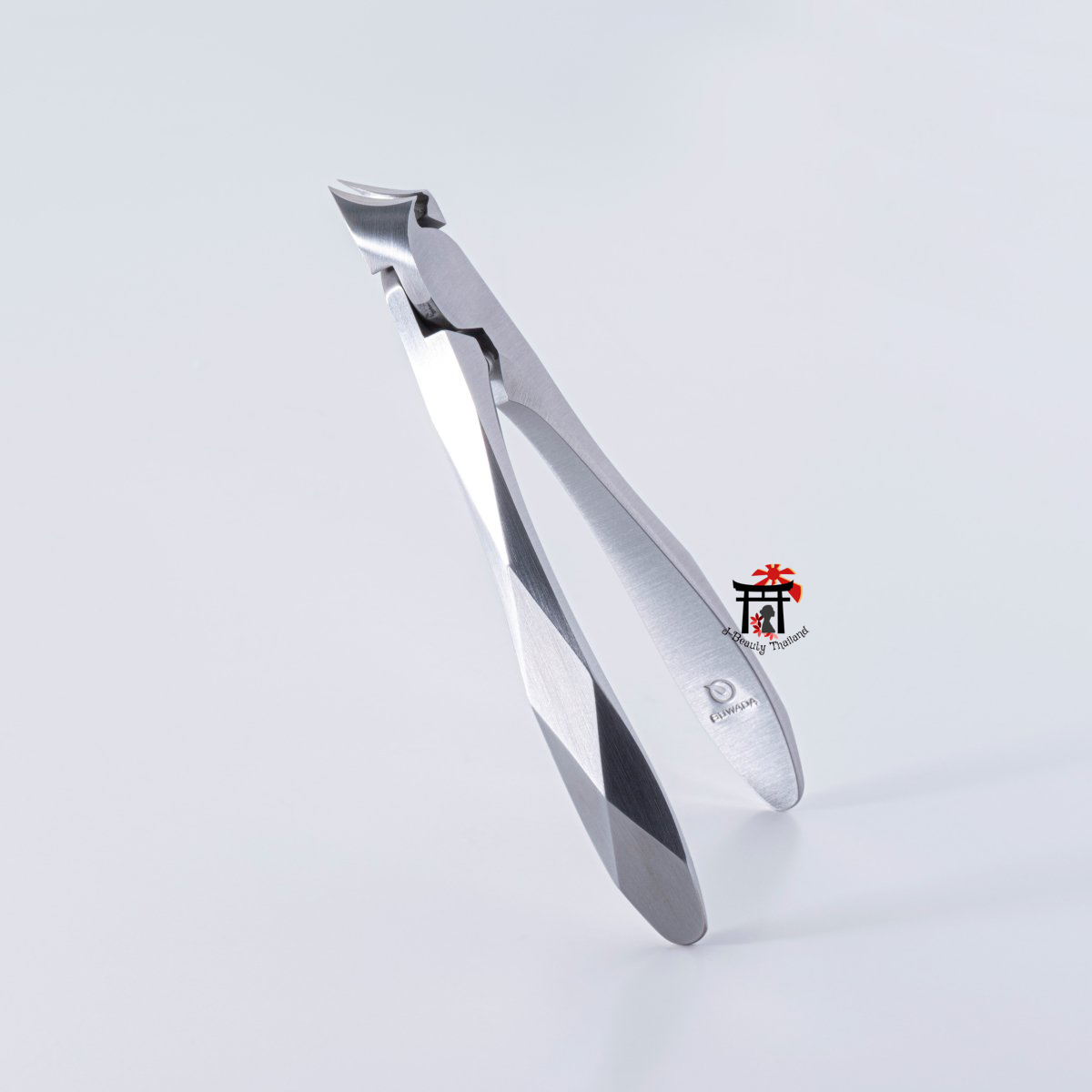 SUWADA Nail Clipper DIAMOND ออกแบบมาพิเศษ โดยเฉพาะที่ด้ามจับ ทำให้ง่ายต่อการถือไม่ว่าคุณจะถือส่วนใดของกรรไกรตัดเล็บก็จะไม่ลื่นหลุดแม้ว่าจะถือด้วยมือข้างที่ไม่ถนัดหรือเพียงปลายนิ้วก็ตาม ขนาด L