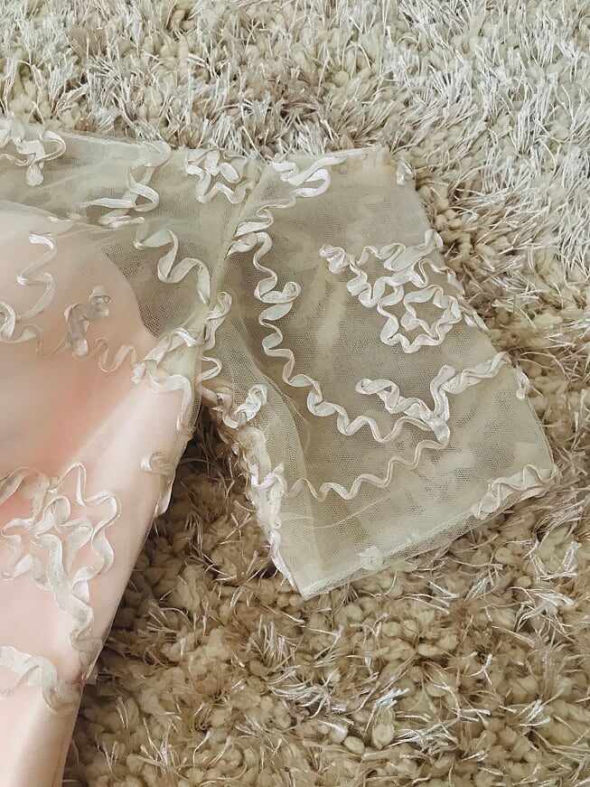 ชุดเดรสออกงานสีโกลด์แชมเปญ ดีไซน์เปิดไหล่ ปิดต้นแขน กระโปรงหน้าสั้นหลังยาว ส่งฟรี