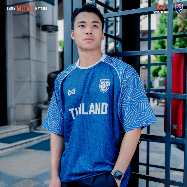 ใหม่ล่าสุด! WARRIX Oversize Football Jersey New Chapter แขนสั้น เสื้อทีมชาติไทยทรงโอเวอร์ไซส์ (WA-251FBATH10) - สีดำ/น้ำเงิน/แดง/ขาว