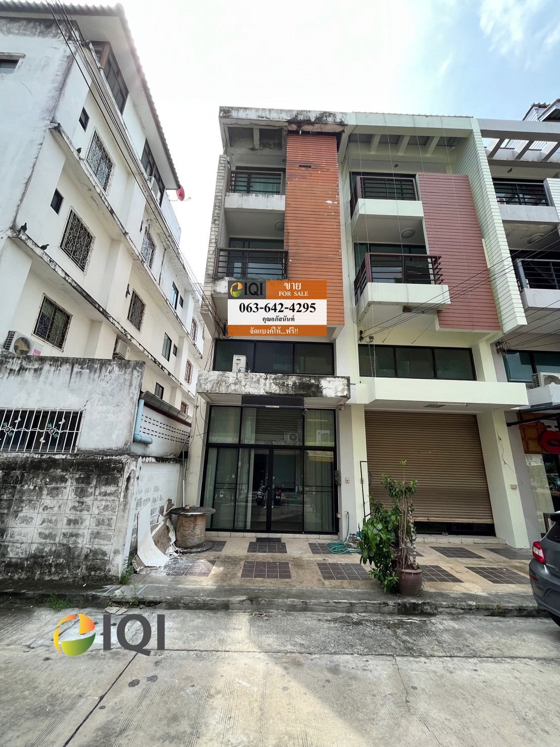 ขาย อาคารพาณิชย์ 3.5 ชั้น The Village ปัญญา-รามอินทรา