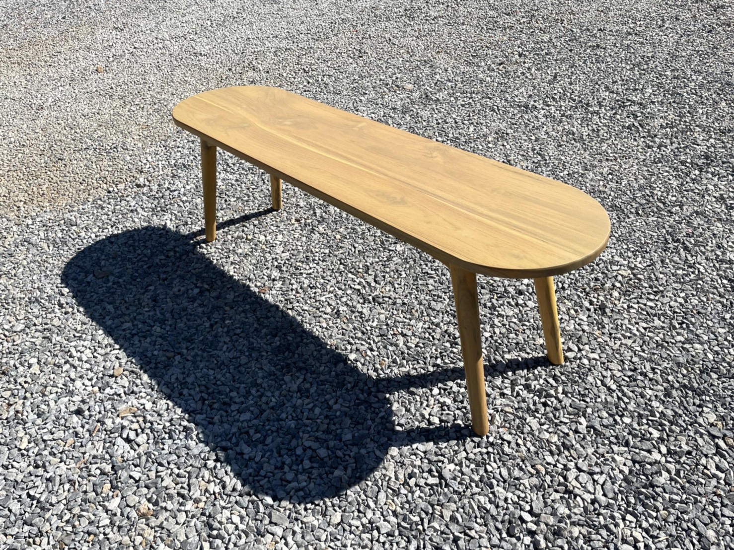 ม้านั่งยาววงรีมินิมอล ขากลมสอบ