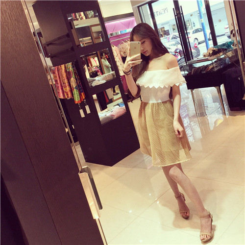 เดรสเกาะอกผ้าถัก ตัวเสื้อสีขาว เกาะอก คล้องมาที่แขน ส่งฟรี ems