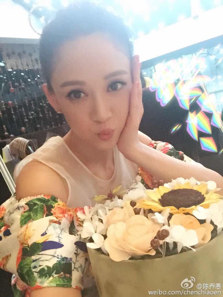 ชุดเดรสผ้าชีฟองลายกราฟฟิกสีสันสดใส ส่งฟรี ems