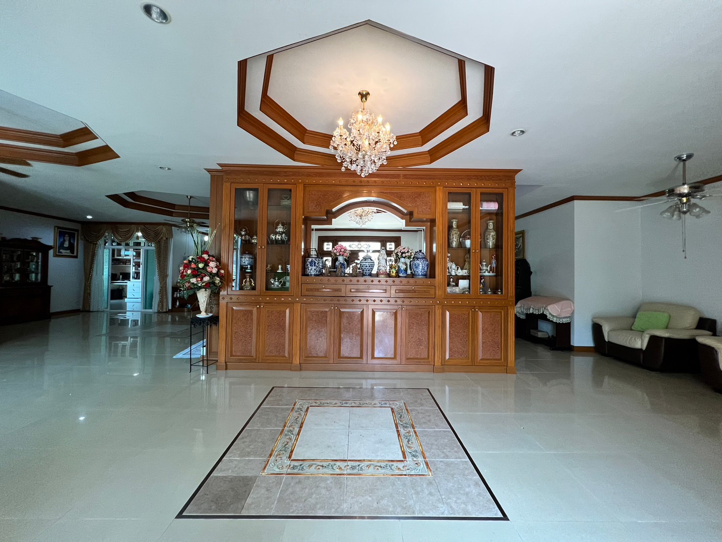 ขาย บ้านเดี่ยว ปลูกสร้างเองหลังใหญ่ สไตล์โมเดิร์น เขาตาโล อำเภอบางละมุง ชลบุรี