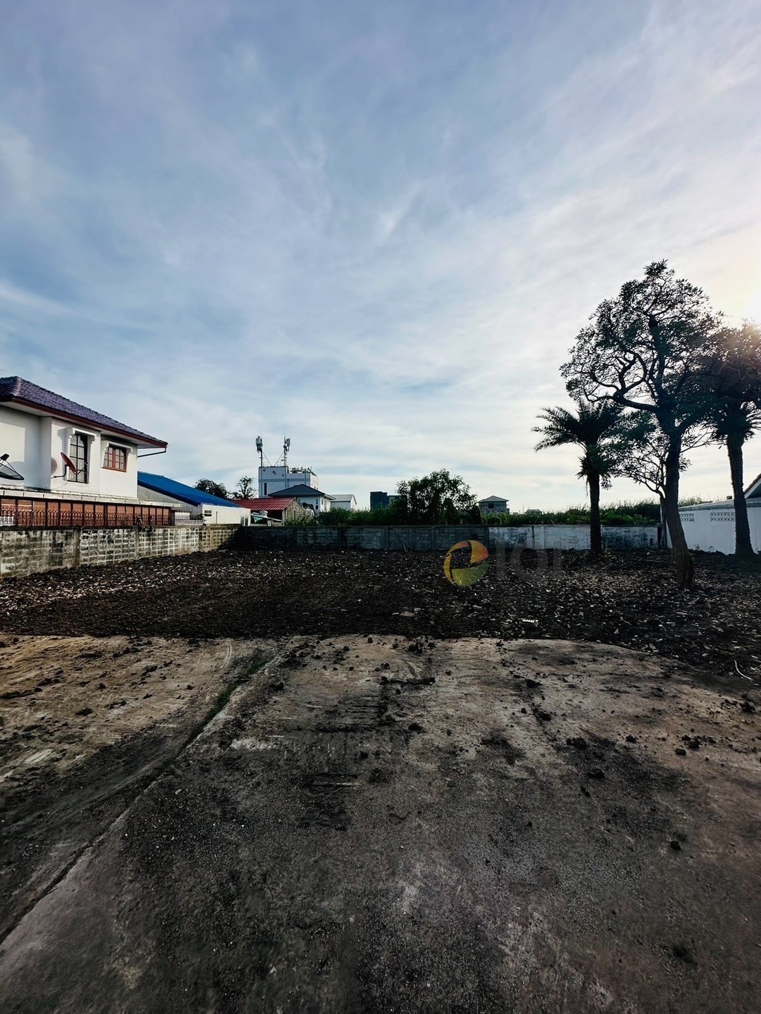 ขายที่ดินเปล่า โฉนด 2 แปลง ในหมู่บ้านปลาทอง ศรีนครินทร์ ติดMRT สายสีเหลือง (สถานีศรีด่าน)