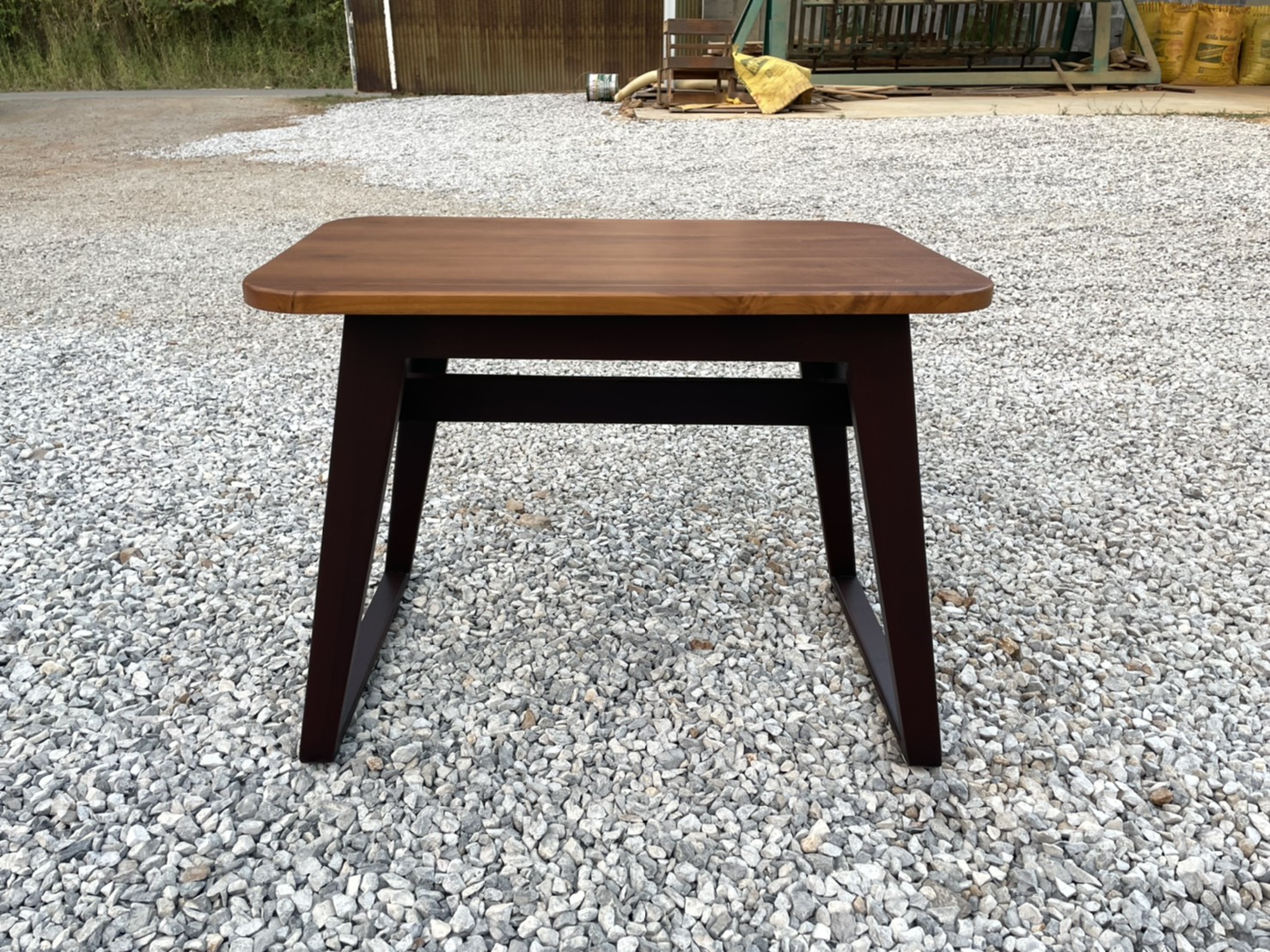 โต๊ะกลางขายูเฉียง (สีสัก)