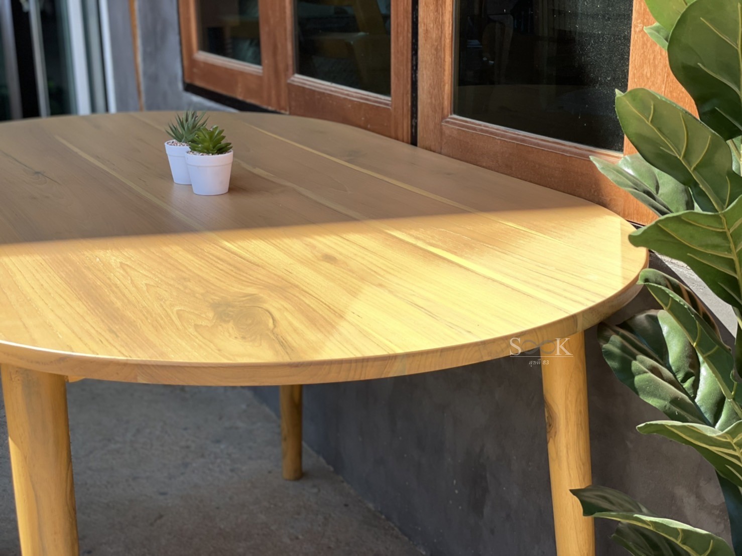 โต๊ะวงรีมินิมอล