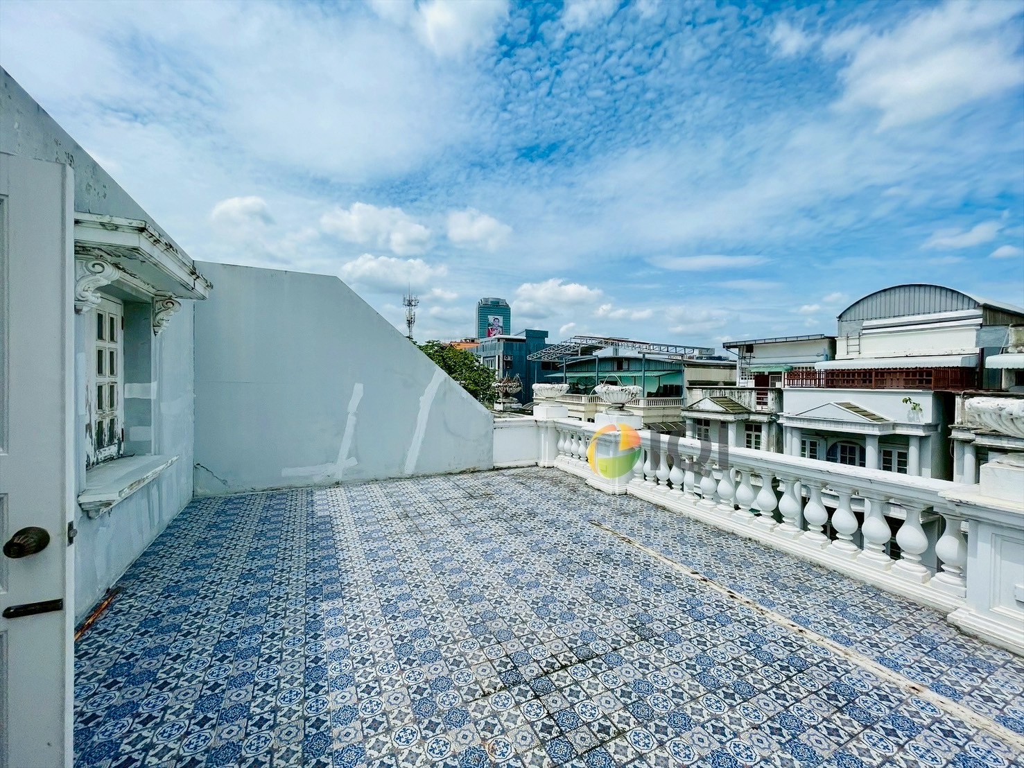 ขายทาวน์เฮ้าส์ 5 ชั้น ทรงโรมัน ถนนวิภาวดี ซอย 2 ทางเข้าหลักของมหาวิทยาลัยหอการค้าไทย