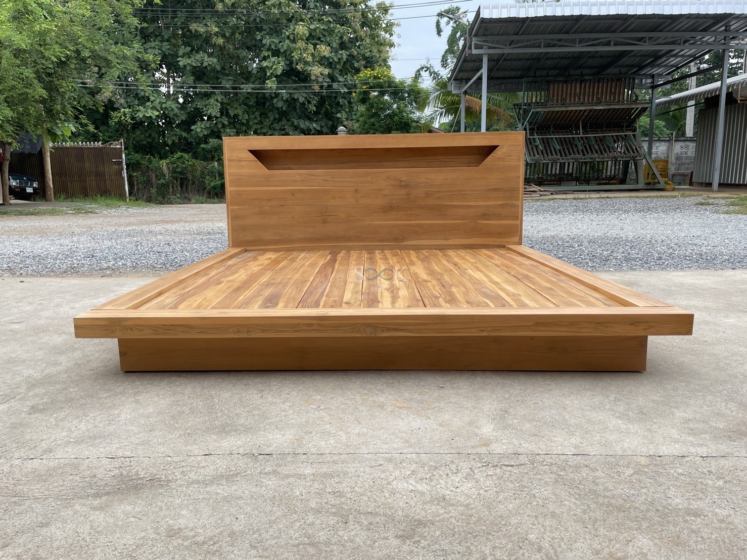 เตียงกล่องมีช่อง พื้นทึบ