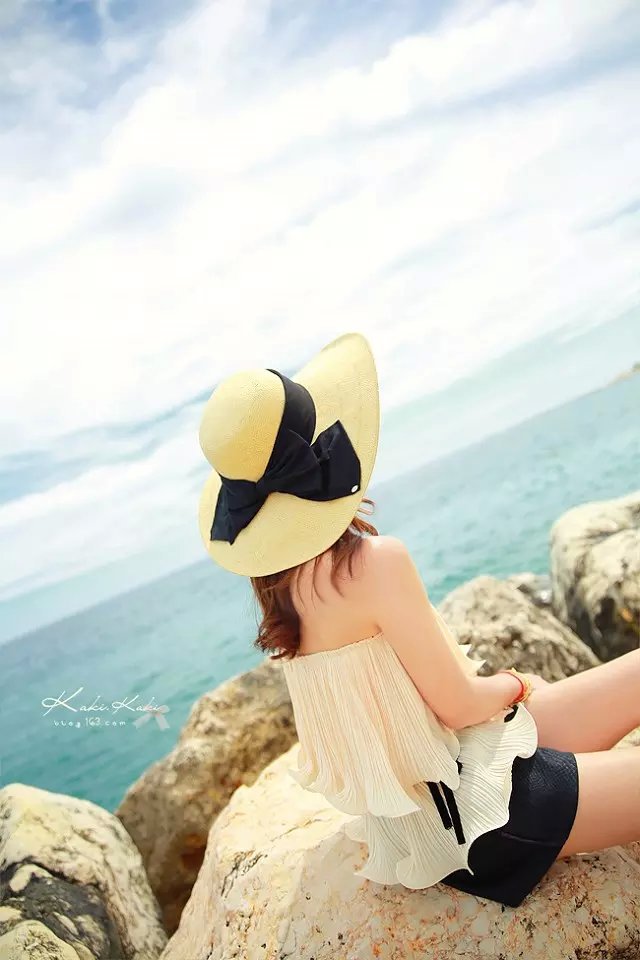 เสื้อเกาะอก ผ้าชีฟองอัดพลีตเล็กๆ สีครีม ส่งฟรี ems