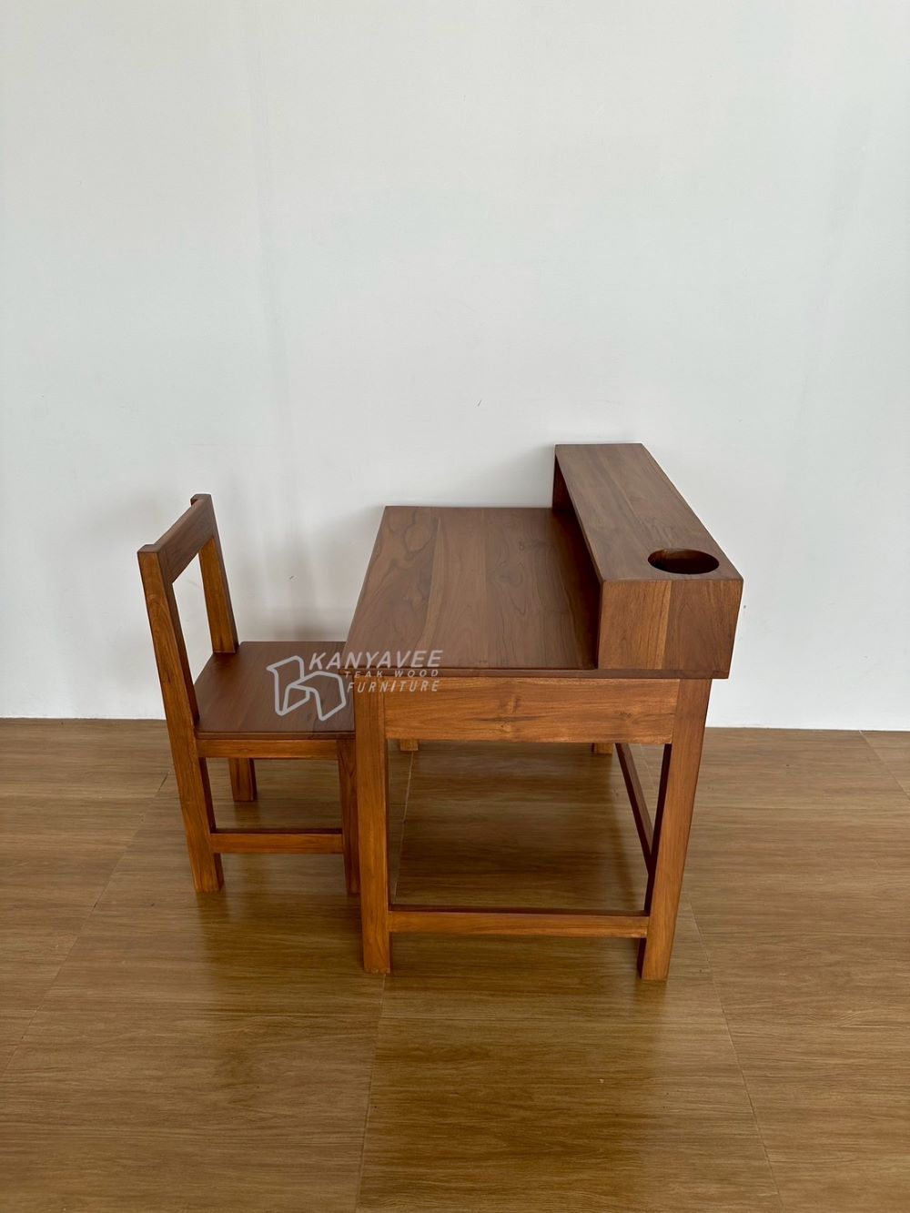 โต๊ะเขียนหนังสือเด็กไม้สัก