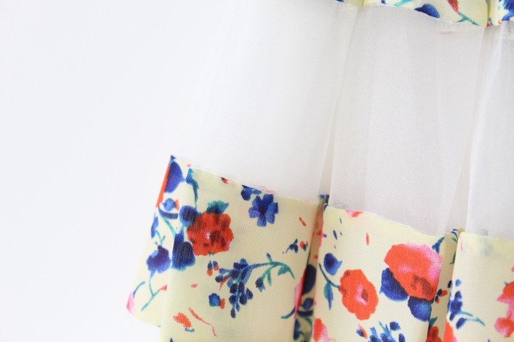 กระโปรงลายดอกไม้สีโทนแดง สลับลายขวางด้วยผ้าไหมแก้วสีขาว ส่งฟรี ems