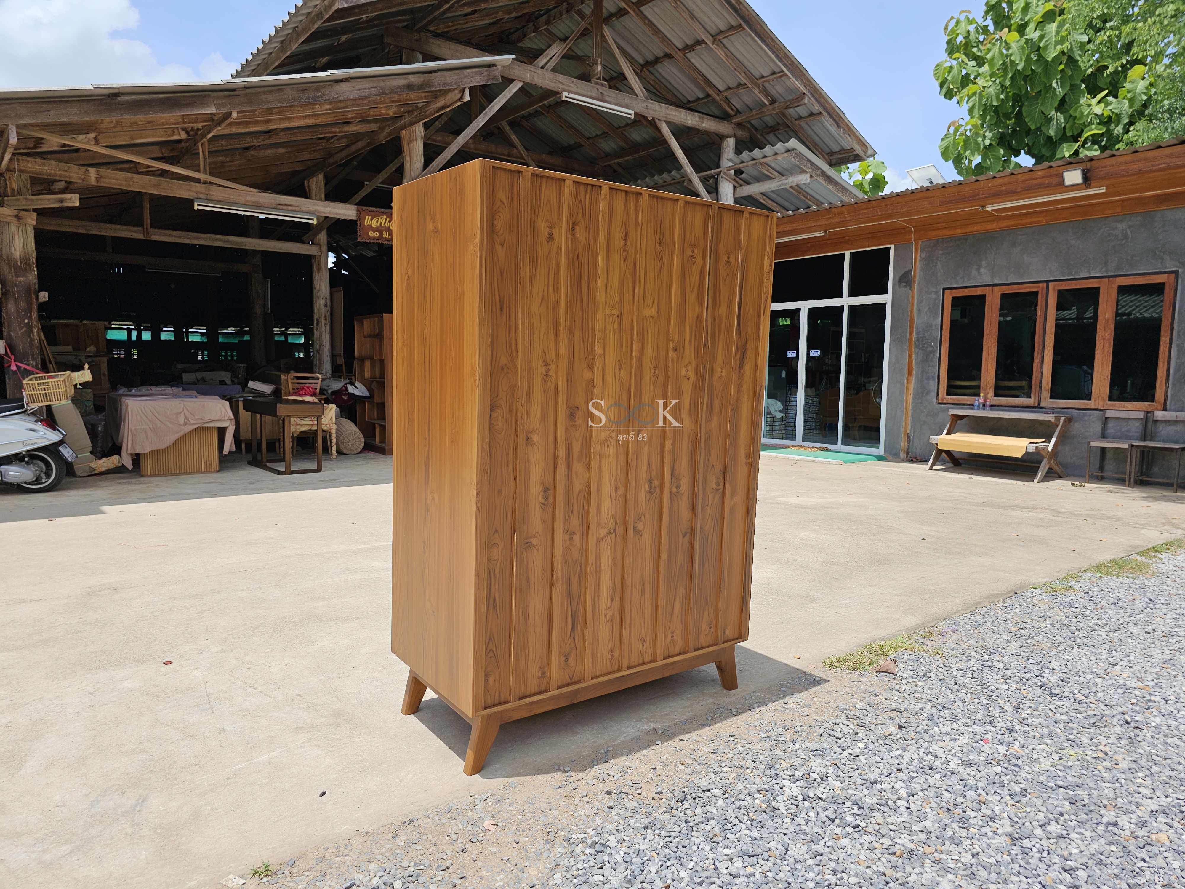 ตู้เสื้อผ้าบานเปิดซี่แบน มีขา