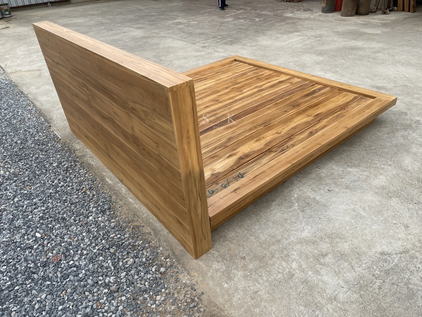 เตียงกล่องมีช่อง พื้นทึบ