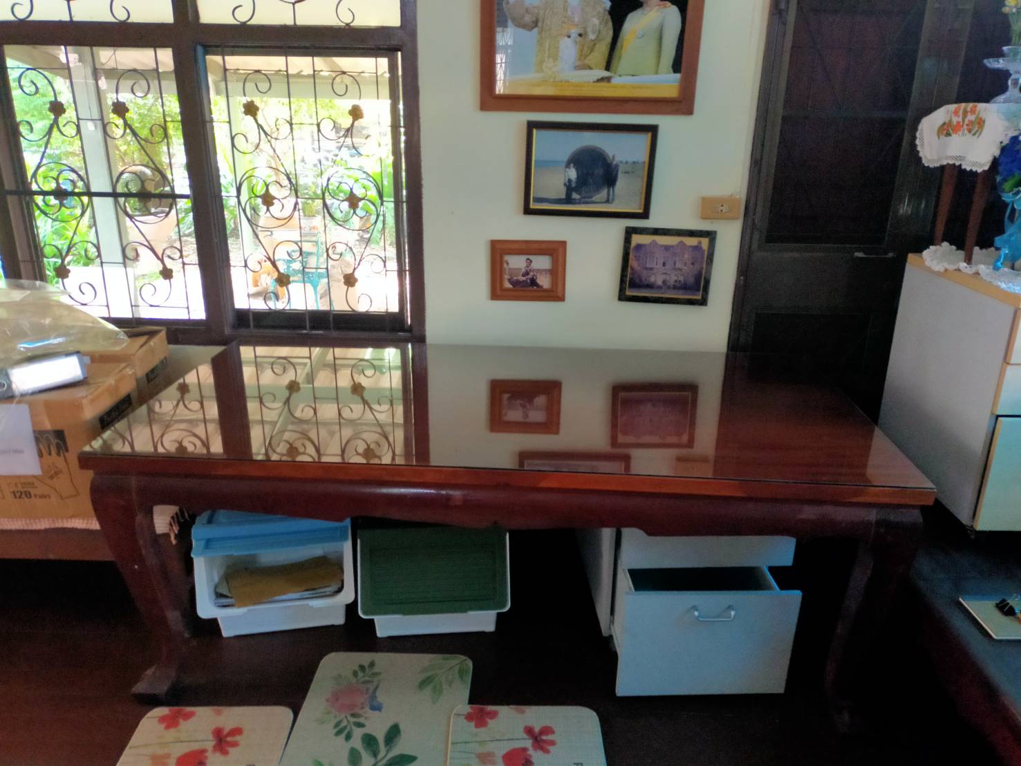 กระจกปูโต๊ะ