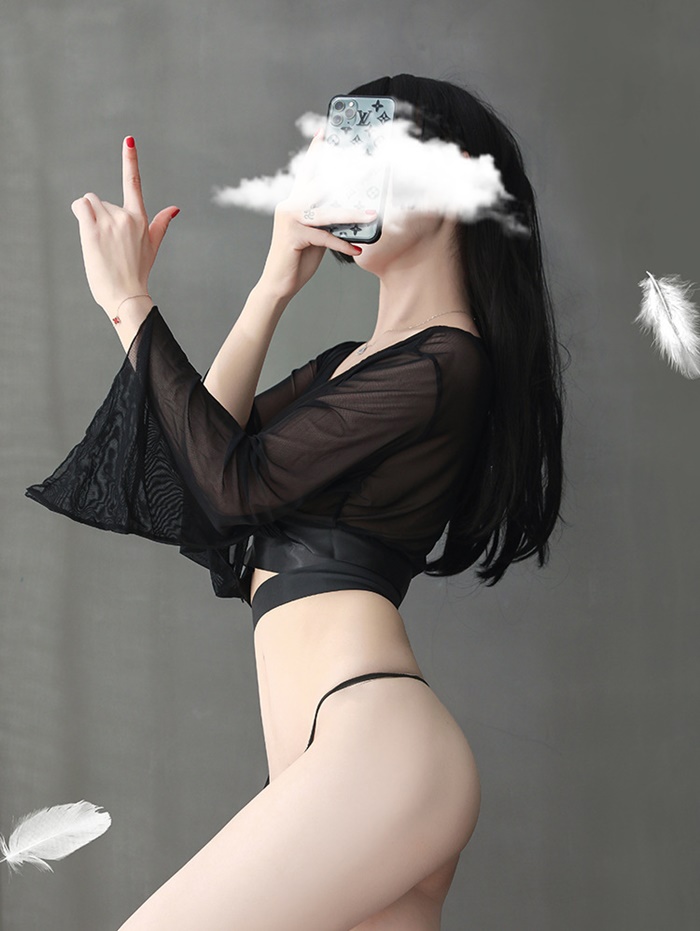 N825 ชุดนอนเซ็กซี่ ชุดนอนไม่ได้นอนมาในลักษณะแบบเสื้อคลุมนอนแขนยาวเอวลอย ตัวชุดเป็นผ้าซีทรูสีดำสวมใส่แบบคลุมไหล่แล้วรั้งสายริบบิ้นตรงชายเสื้อไขว้ทับวนรอบเอวผูกเป็นโบว์ มาพร้อมจีสตริงสุดเซ็กซี่ตามรูปถ่ายสินค้าจริงเลยค่ะ