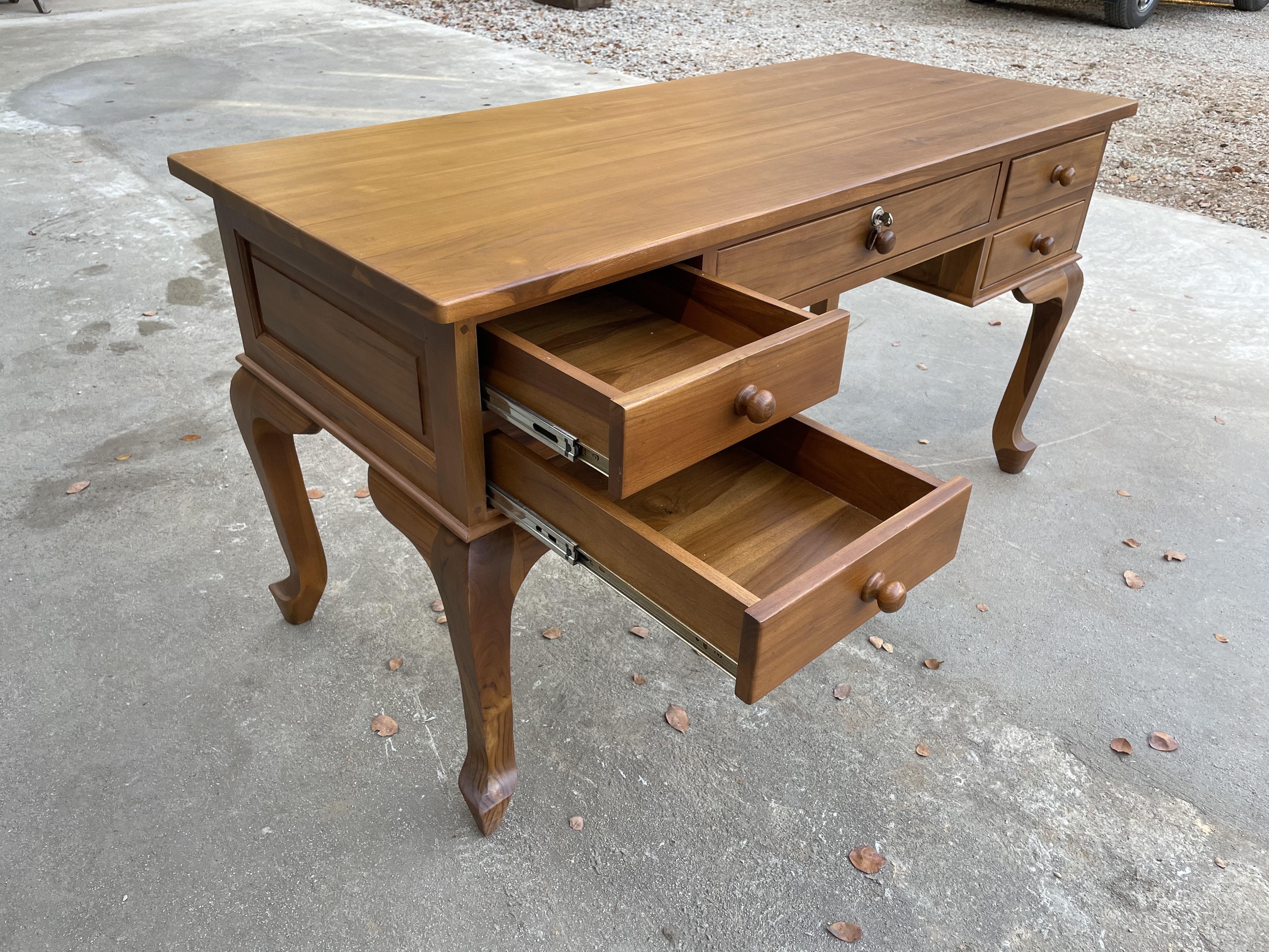 โต๊ะทำงานขาหลุยส์ 5 ลิ้นชัก