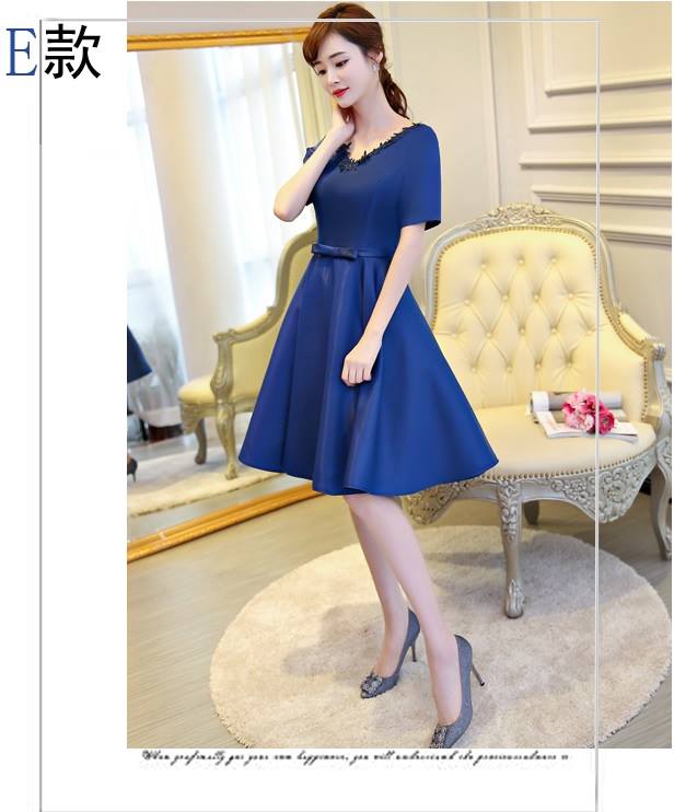 ชุดเดรสออกงานสีน้ำเงิน ดีไซน์คอวี แขนสั้น แต่งรอบคอเสื้อด้วยผ้าถักโครเชต์ลายใบไม้ ส่งฟรี ems