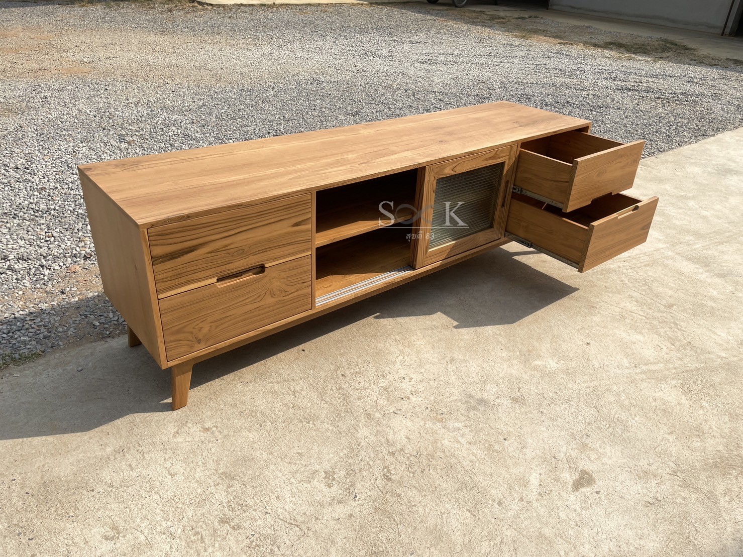 ไซด์บอร์ดวางทีวีบานกระจกลอน (สีสัก)